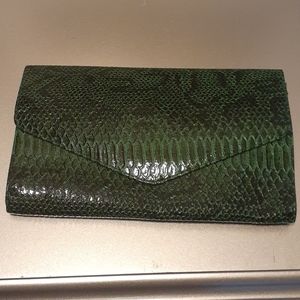 Perfect statement clutch